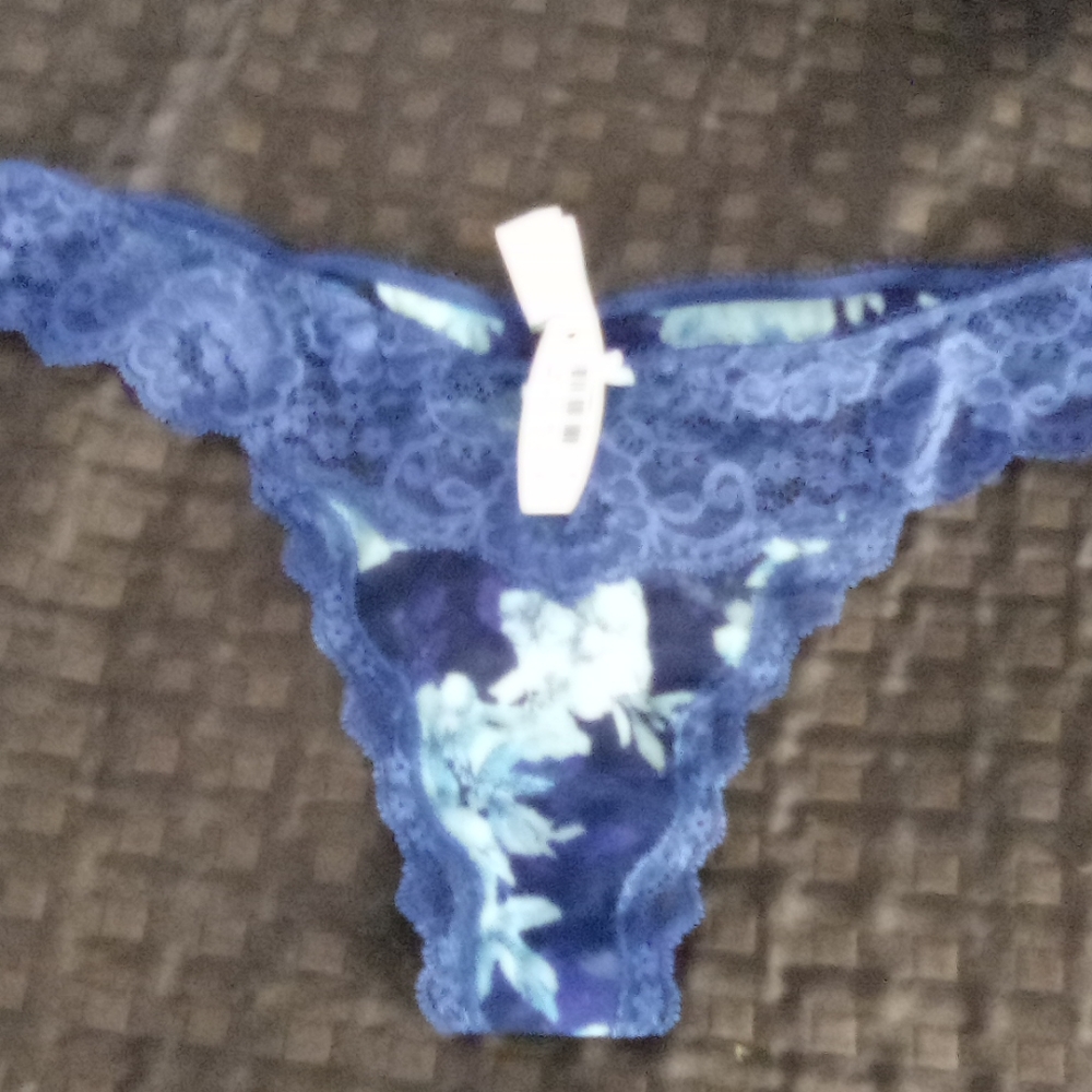 BNWT VICTORIAS SECRET THONG